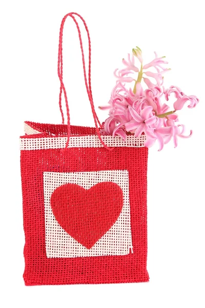 Dárková taška s květy izolovaných na bílém — Stock fotografie