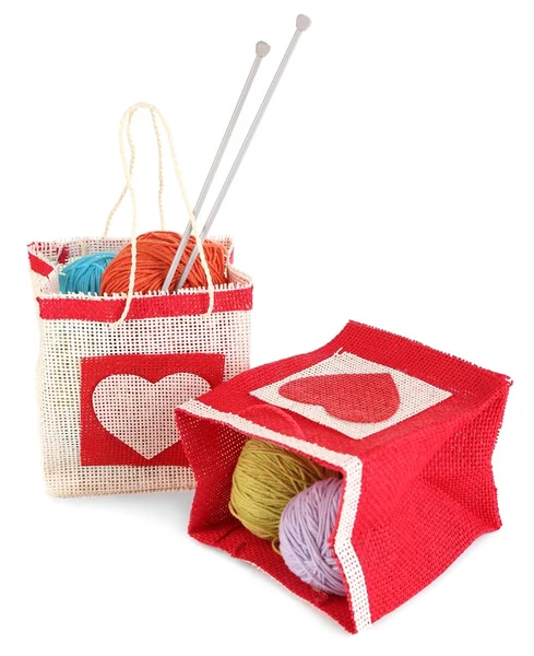 糸と木製編針素朴なクラフト袋で、白で隔離されるの羊毛ボール — ストック写真