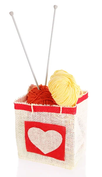Palline di lana di filato e ferri da maglia di legno in borsa artigianale rustica, isolate su bianco — Foto Stock