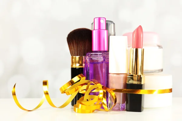 Kosmetický set dárek na světlé pozadí — Stock fotografie