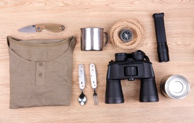 ahşap arka plan üzerinde trekking için donatım