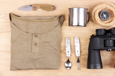 ahşap arka plan üzerinde trekking için donatım