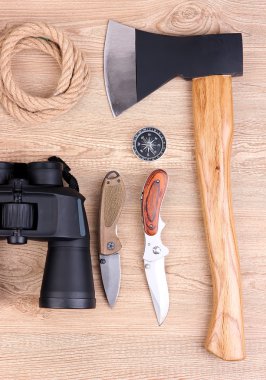 ahşap arka plan üzerinde trekking için donatım