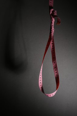 mezura ilmik gri arka plan - diyet kavramı üzerinde