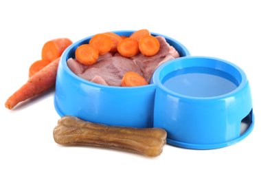 doğal gıda evcil hayvan ve su üzerinde beyaz izole plastik kase için