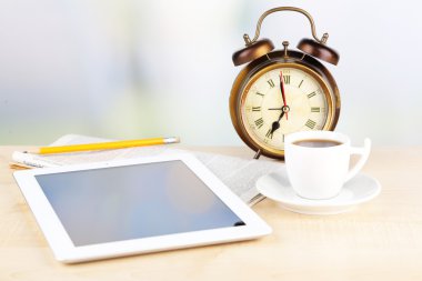 Tablet, gazete, fincan kahve ve çalar saat ahşap tablo