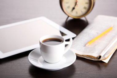 Tablet, gazete, fincan kahve ve çalar saat ahşap tablo