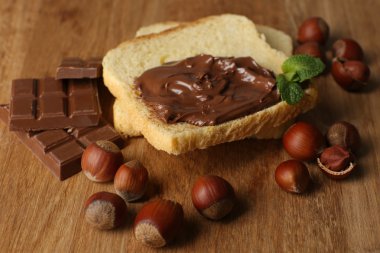 Çikolatalı fındık ahşap zemin üzerine yayılmış sweet ile ekmek