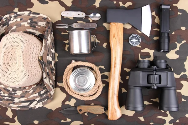 Equipamento para trekking em fundo de camuflagem — Fotografia de Stock