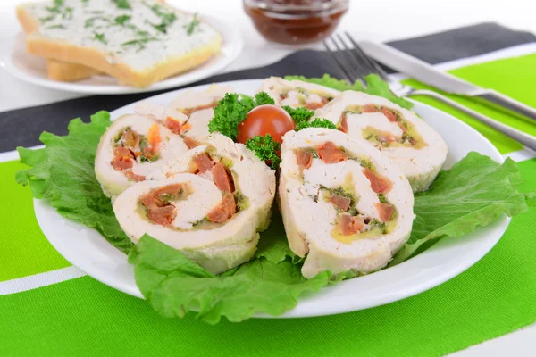 Delicioso rollo de pollo en el plato en primer plano de la mesa — Foto de Stock