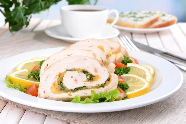 Delizioso rotolo di pollo sul piatto primo piano sul tavolo — Foto Stock