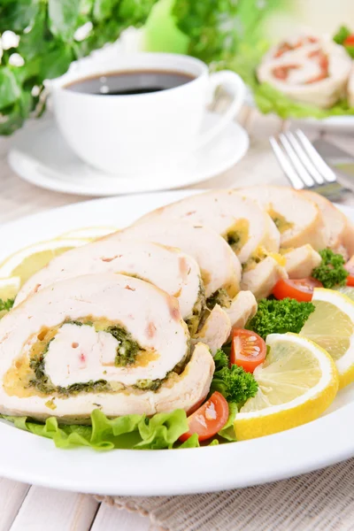 Delizioso rotolo di pollo sul piatto primo piano sul tavolo — Foto Stock