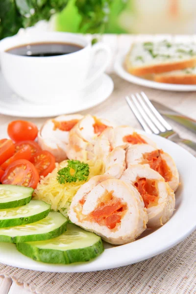 Delicioso rollo de pollo en el plato en primer plano de la mesa —  Fotos de Stock