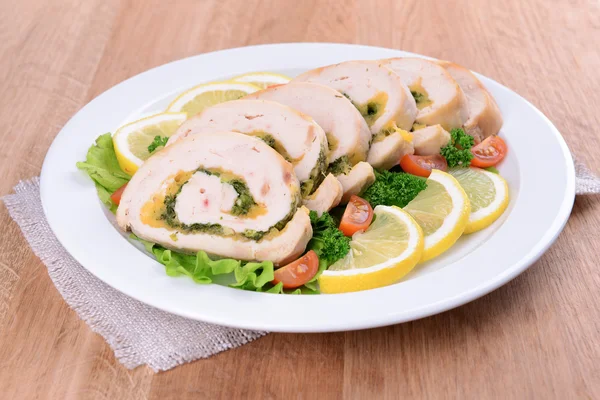 Delizioso rotolo di pollo sul piatto primo piano sul tavolo — Foto Stock