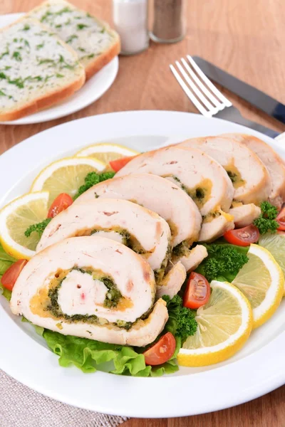 Delicioso rollo de pollo en el plato en primer plano de la mesa — Foto de Stock