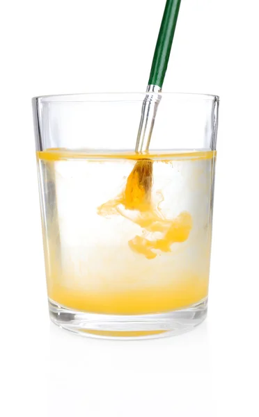 Пензлик з кольоровою фарбою у склянці води, ізольований на білому — стокове фото