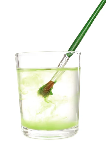 Pędzel z farbą koloru w szklance wody, na białym tle — Zdjęcie stockowe