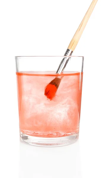 Pinsel mit Farbfarbe im Wasserglas, isoliert auf weiß — Stockfoto
