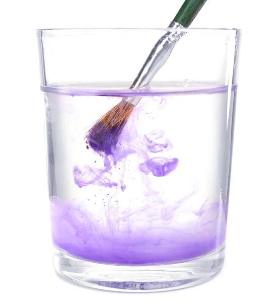 Cepillo con pintura de color en vaso de agua, aislado en blanco —  Fotos de Stock