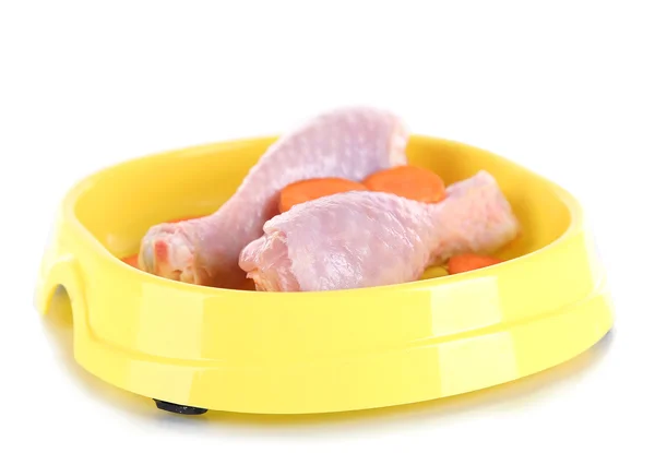 Naturalny pokarm dla zwierząt domowych w plastikowej miski na białym tle — Zdjęcie stockowe