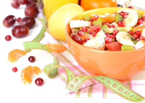 Söta färska frukter i skål på bordet närbild — Stockfoto