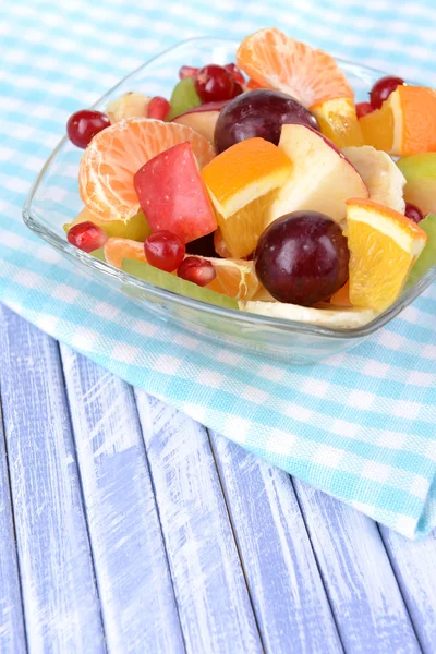 Sweet fresh fruits in bowl on table close-up — Stock Photo, Image