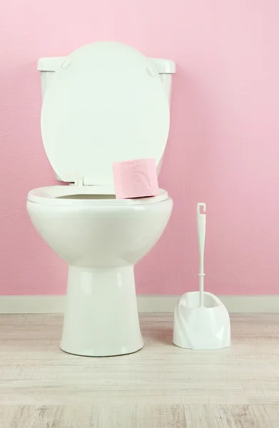 Witte toiletpot in badkamer — Stockfoto