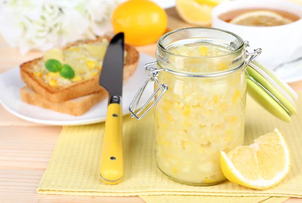 Deliciosas torradas com geléia de limão na placa na mesa close-up — Fotografia de Stock