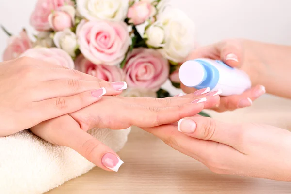 Processo de manicure no salão de beleza de perto — Fotografia de Stock