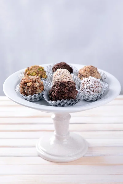 Set van chocolade snoepjes op tafel op lichte achtergrond — Stockfoto