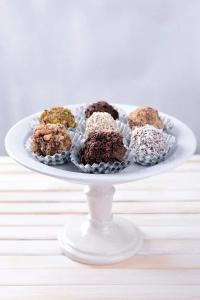 Conjunto de bombones de chocolate sobre mesa sobre fondo claro —  Fotos de Stock