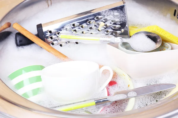 Köksredskap blötläggning i diskbänk — Stockfoto