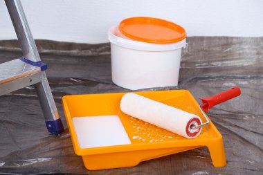 boya ve duvar arka plan merdiveni ile demetleri. Oda çalışmalarında onarma kavramsal fotoğraf 