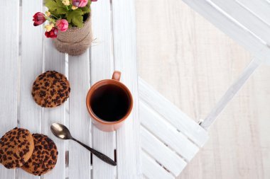 sıcak içecek ve ahşap masa arka plan üzerinde çiçek Kupası ile kompozisyon