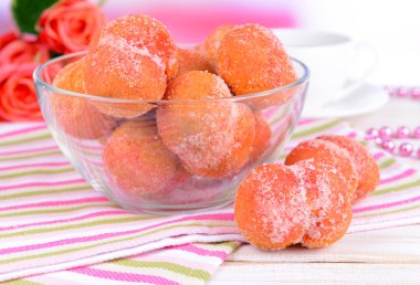 lezzetli kurabiyeler şeftali üzerinde tablo yakın çekim