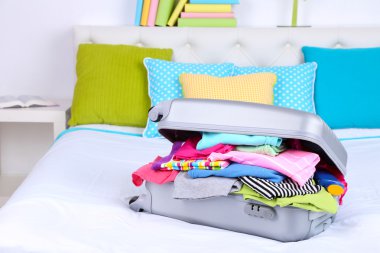 gri çanta giyim üzerine yatağa yakın çekim ile