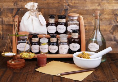 boş sayfa ve tarihi eski eczane şişe etiketi üzerinde ahşap arka plan kompozisyonu