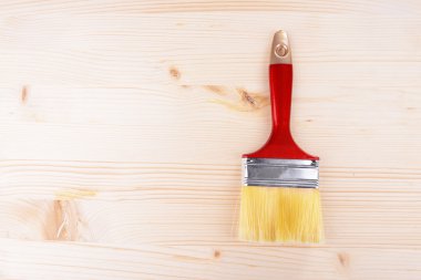 Tahta kaplamasına koruyucu cila uygulanıyor