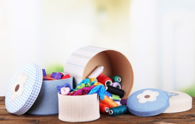 iplik ve fermuarlar tablo parlak arka plan üzerinde renkli skeins dekoratif kutular