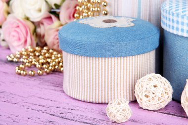 ahşap zemin üzerine çiçekli dekoratif kutular