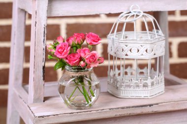 küçük pembe Gül güzel natürmort