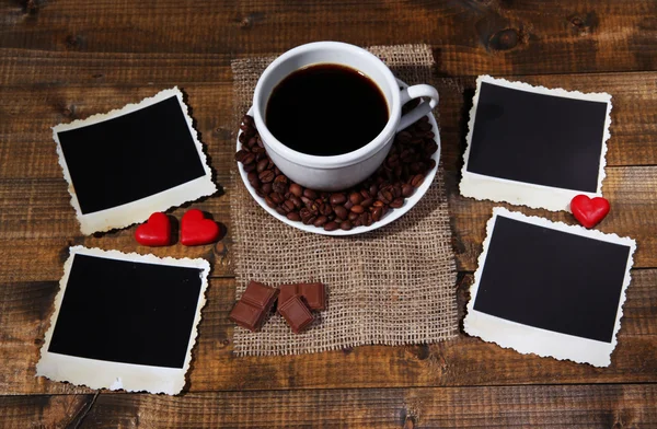 kahve fincanı, dekoratif Kalpler, baharatlar ve ahşap zemin üzerinde eski boş fotoğraf kompozisyonu