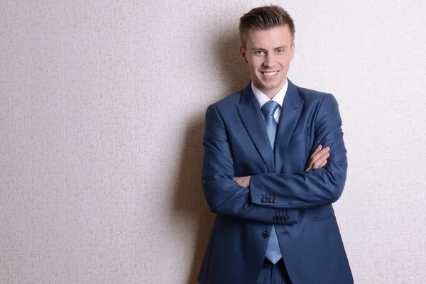 Retrato de hombre de negocios cerca de la pared —  Fotos de Stock