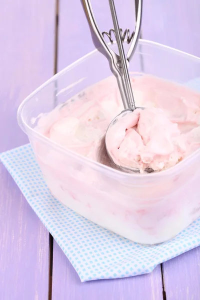 Es krim dalam wadah dan sendok es krim di meja kayu close-up — Stok Foto