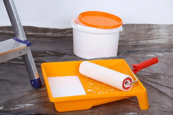 boya ve duvar arka plan merdiveni ile demetleri. Oda çalışmalarında onarma kavramsal fotoğraf 