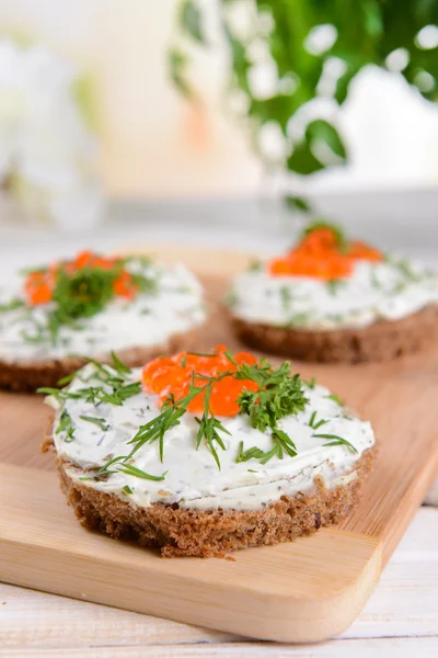 Deliciosos canapés na mesa close-up — Fotografia de Stock