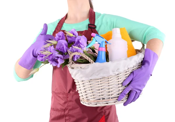 Dona de casa segurando cesta com equipamento de limpeza. Foto conceitual de limpeza de primavera. Isolado em branco — Fotografia de Stock