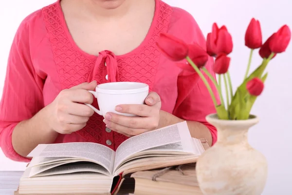 Mulher ler livro e beber café, close-up — Fotografia de Stock