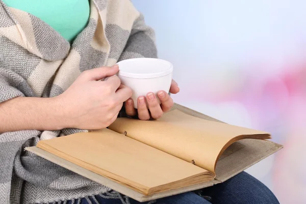 Žena čte knihu a dejte si kávu nebo čaj, detail — Stock fotografie