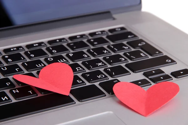 Corazones rojos en el teclado de la computadora de cerca — Foto de Stock